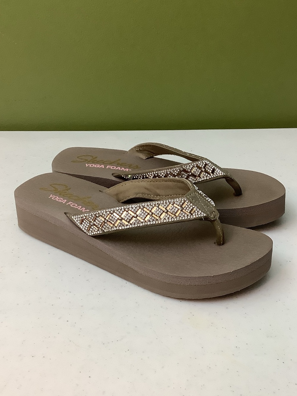 Skechers Yoga Foam taupe platform flip flops, size 9